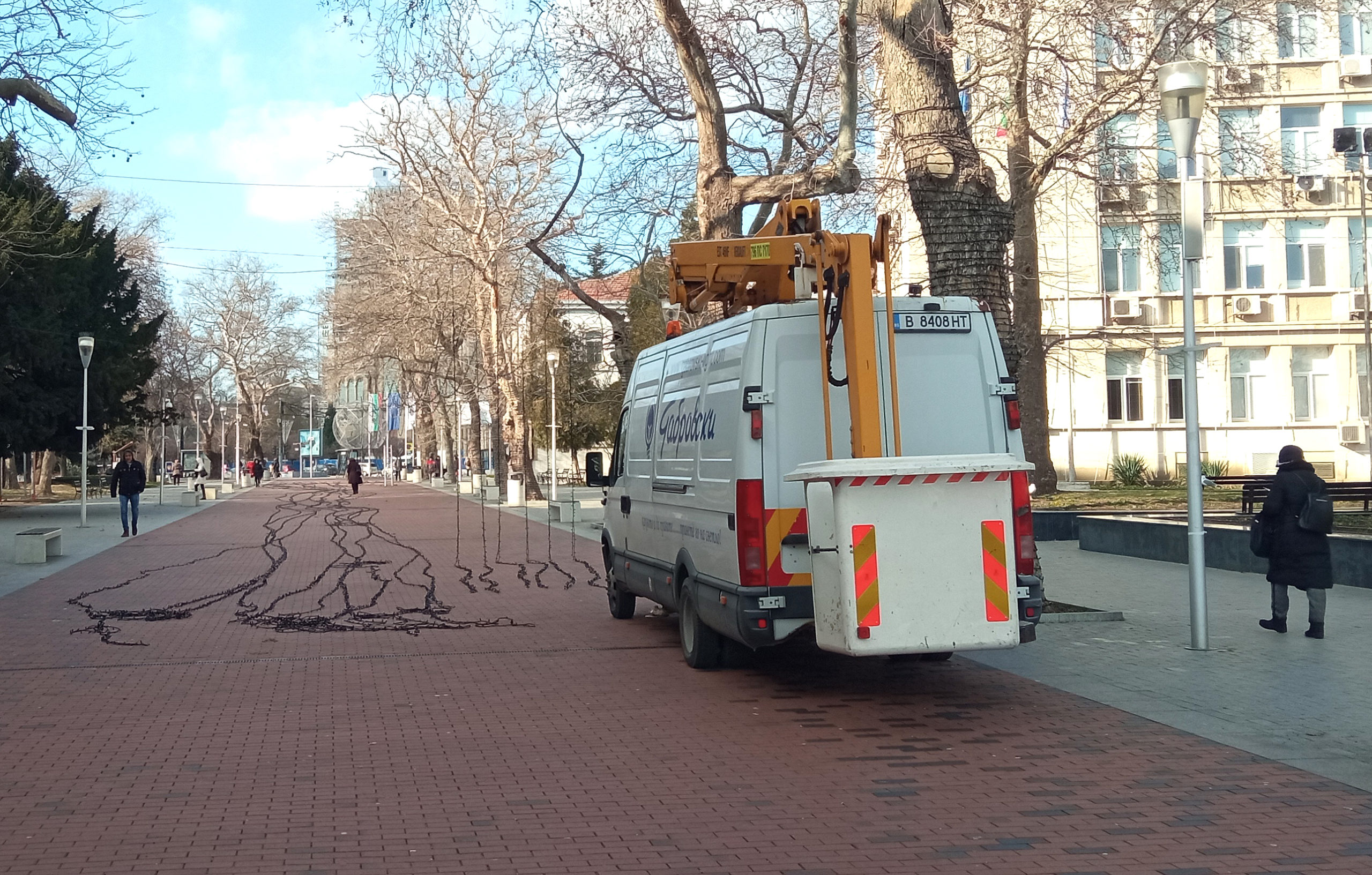 Започна премахването на коледната украса във Варна